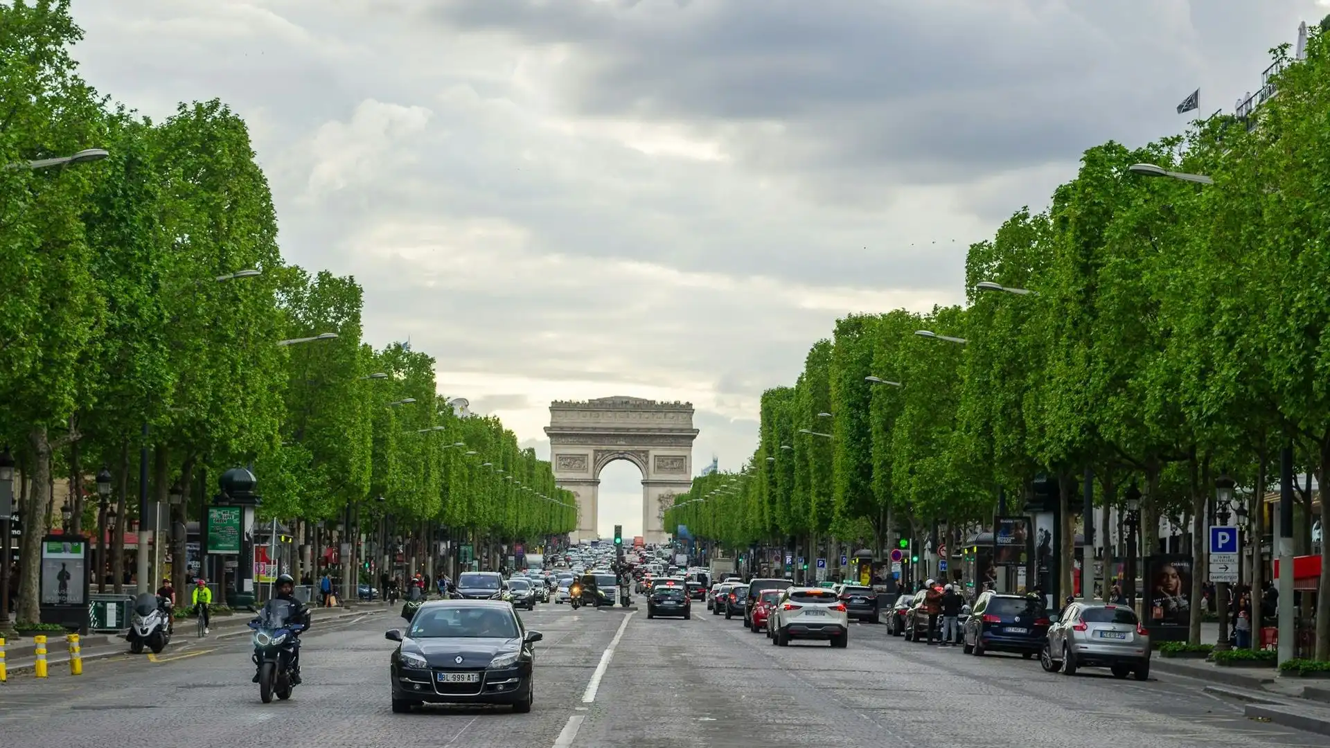 Traffic on the tree-lined Champs-Élysées leading up to the Arc de Triomphe